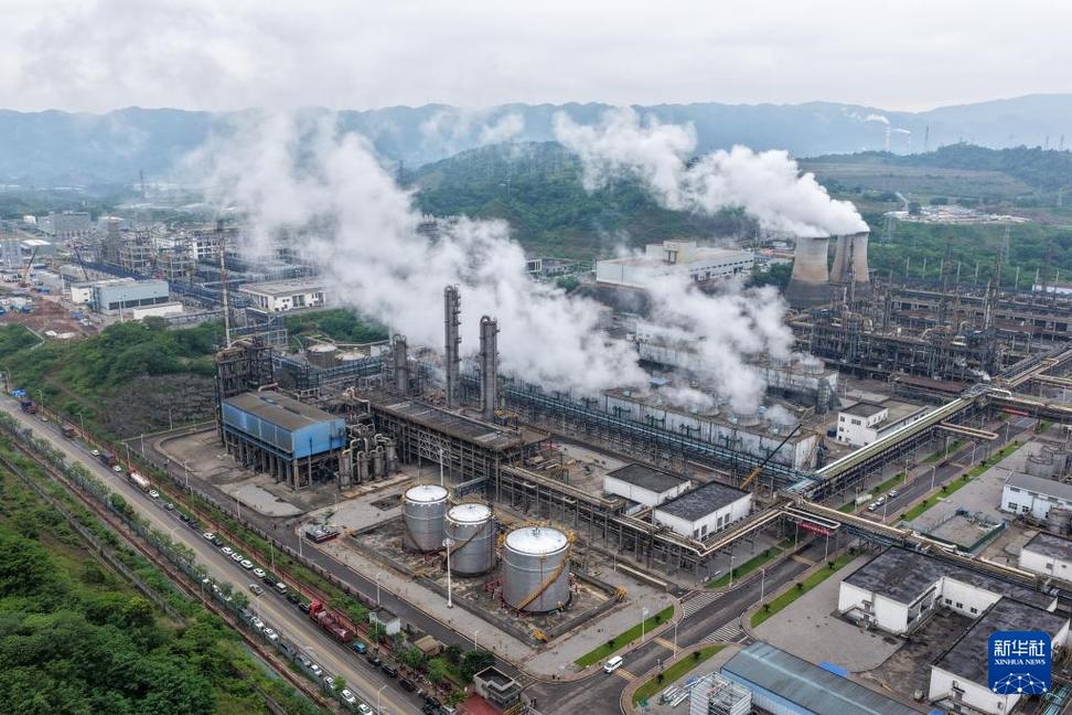工作人员在中石化川维化工生产基地物流码头检查甲醇出口产品装船情况